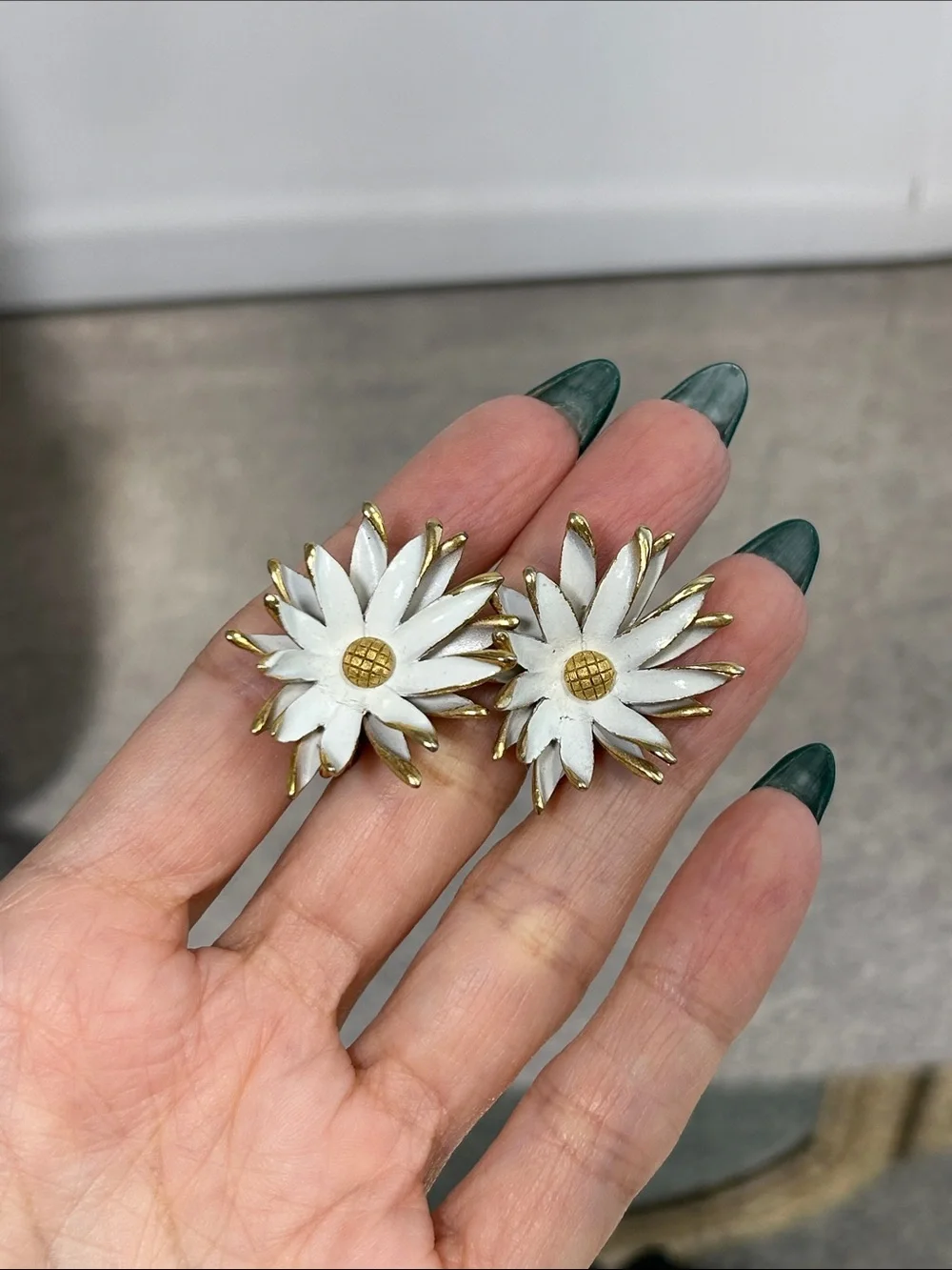 Vintage Marvella Gold-Tone White Daisy Clip-On Earrings - Women Jewelry